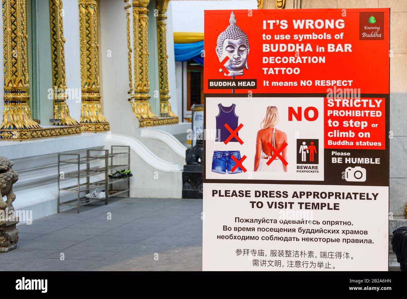Schild vor einem buddhistischen Tempel, der den Besuchern rät, wie sie sich in Wat Chana Songkhram, Bangkok, Thailand, kleiden und handeln können Stockfoto