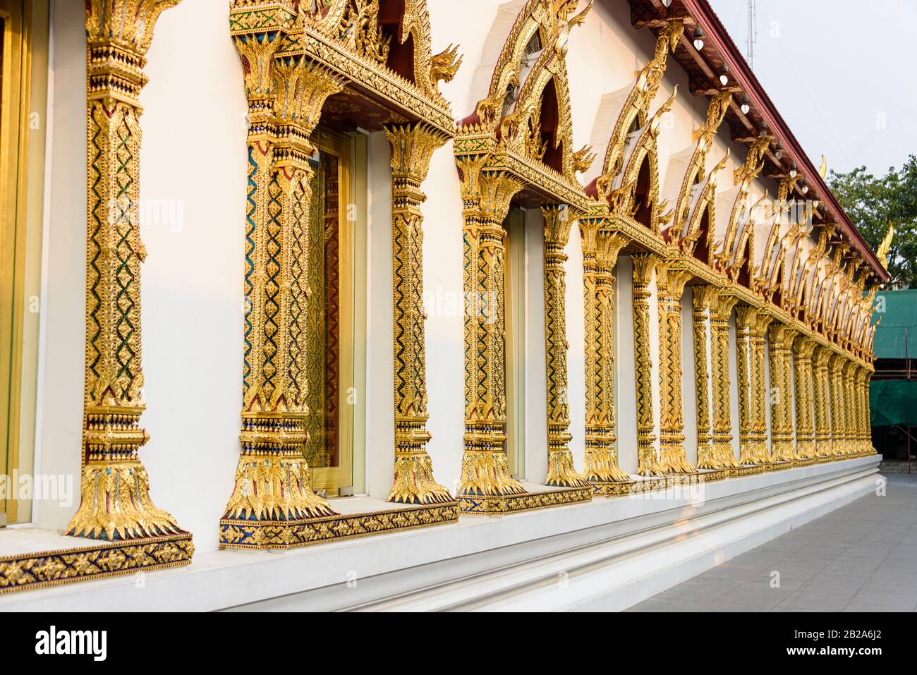 Verzierte goldene Säulen um die Fenster des Wat Chana Songkhram, Bangkok, Thailand Stockfoto