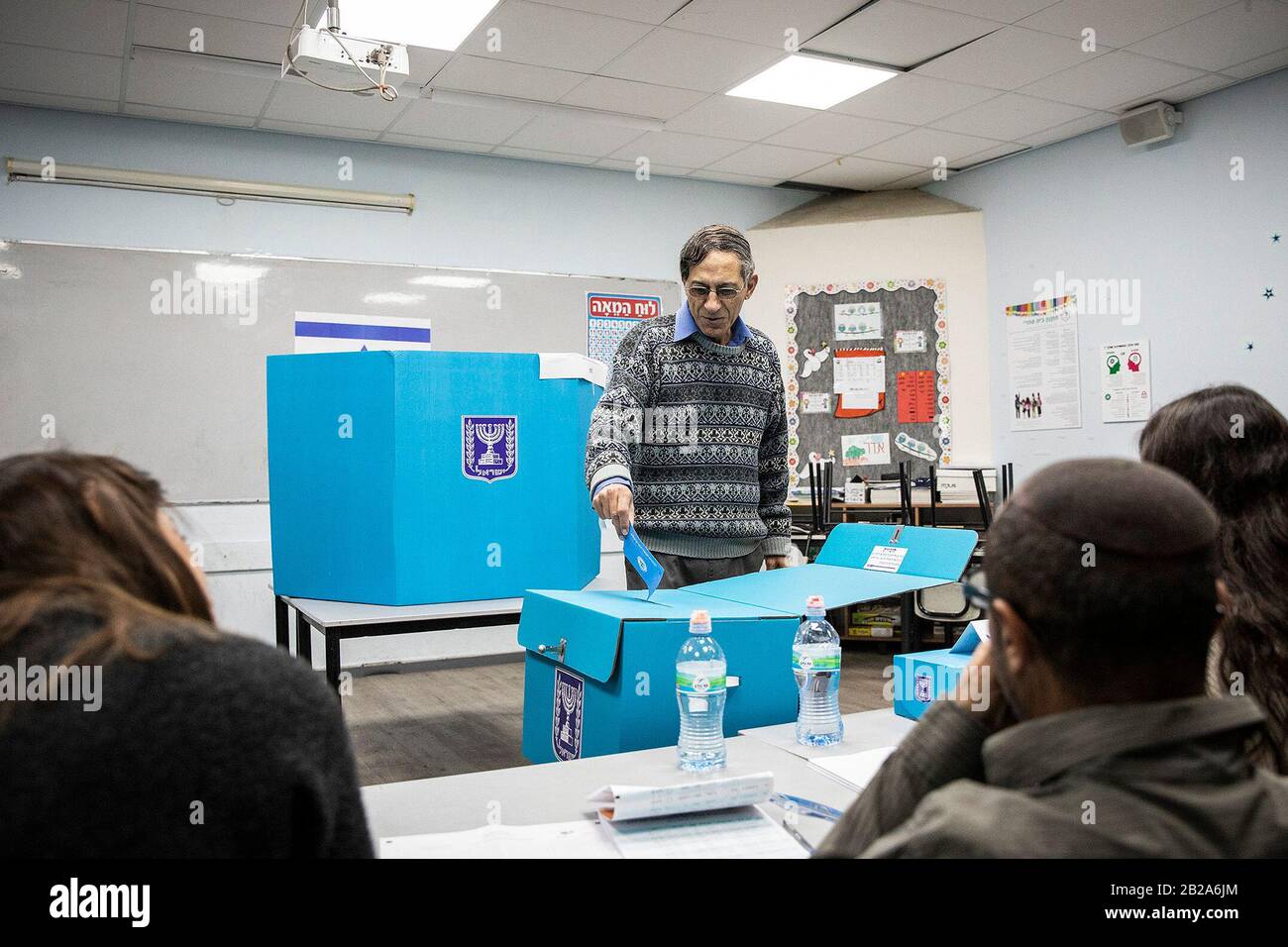 Rosh Haayin, Israel. März 2020. Während der israelischen Parlamentswahl stimmt ein israelischer Mann in einem Wahllokal ab. Credit: Ilia Yefimovic / dpa / Alamy Live News Stockfoto