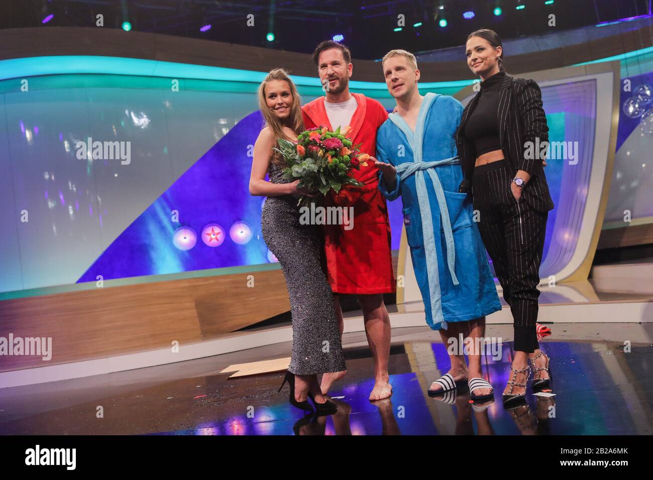 01. März 2020, Nordrhein-Westfalen, Hürth: Oliver Pocher (2. Von rechts), Moderatorin, seine Frau Amira und Michael Wendler (2. Von links), Sängerin, und seine Freundin Laura Müller stehen nach der Live-Show "Pocher gegen Wendler - Schluss mit lustig!" auf RTL nebeneinander. Die beiden Gegner hatten zuvor ein wochenlanges Rindfleisch in den sozialen Medien geliefert. Foto: Rolf Vennenbernd / dpa Stockfoto