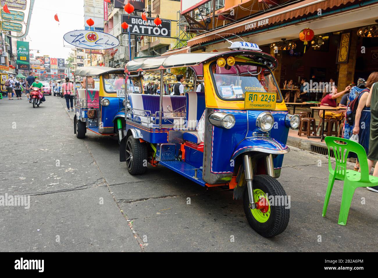 Tuk Tuks an der Khaosan Road, einer berühmten Wanderstraße mit Bars und Nachtclubs, in Bangkok, Thailand Stockfoto