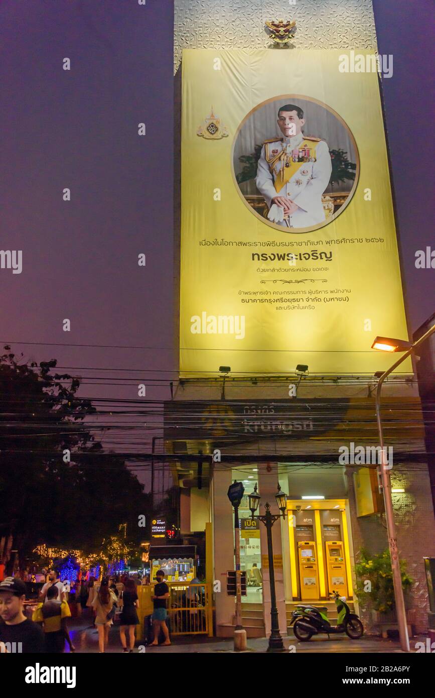 Schild mit einem Foto von Phrabat Somdet hra Paramenthra Ramathibodhi Srisindra Maha Vajiralongkorn Phra Vajira Klao Chao Yu Hua (König Rama X), Bangko Stockfoto