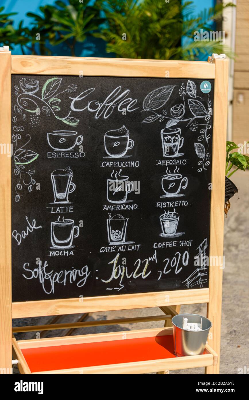 Blackboard Menü mit Kaffees außerhalb eines Cafés. Stockfoto