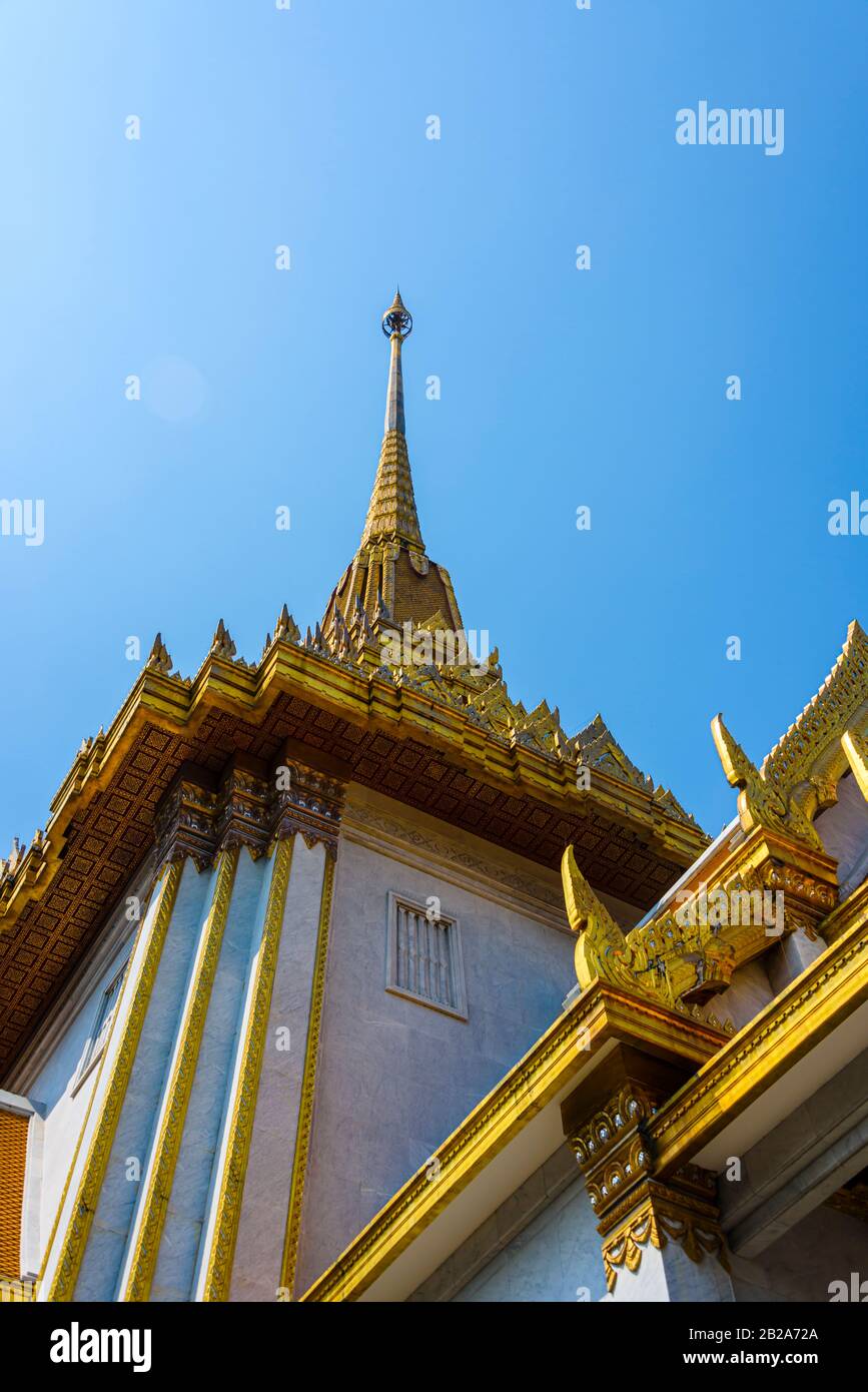 Verzierte goldene Decke im Wat Songkhram, Bangkok, Thailand Stockfoto