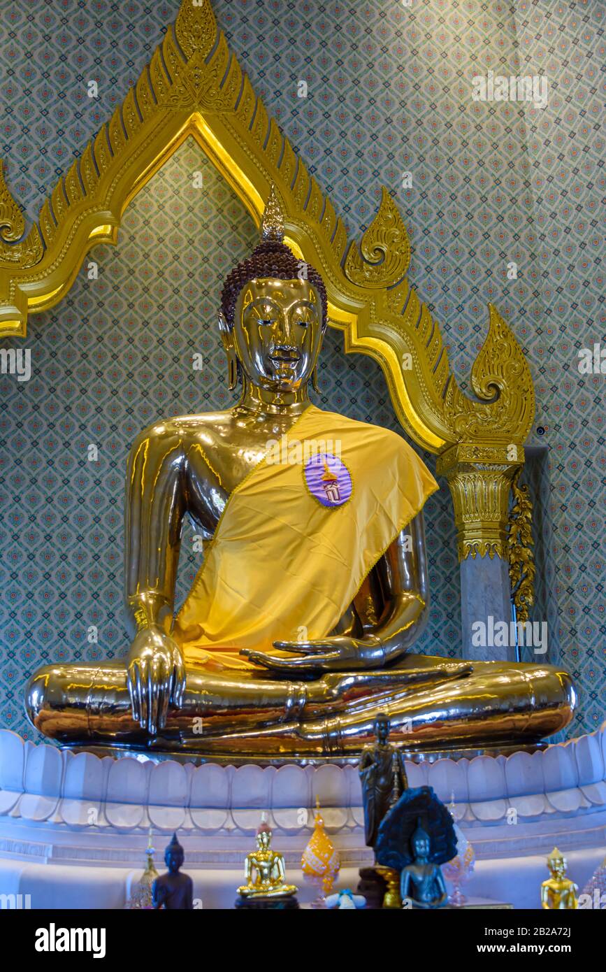 Goldene Statue des Buddha mit einer Safrangarbe, Wat Songkhram, Bangkok, Thailand Stockfoto