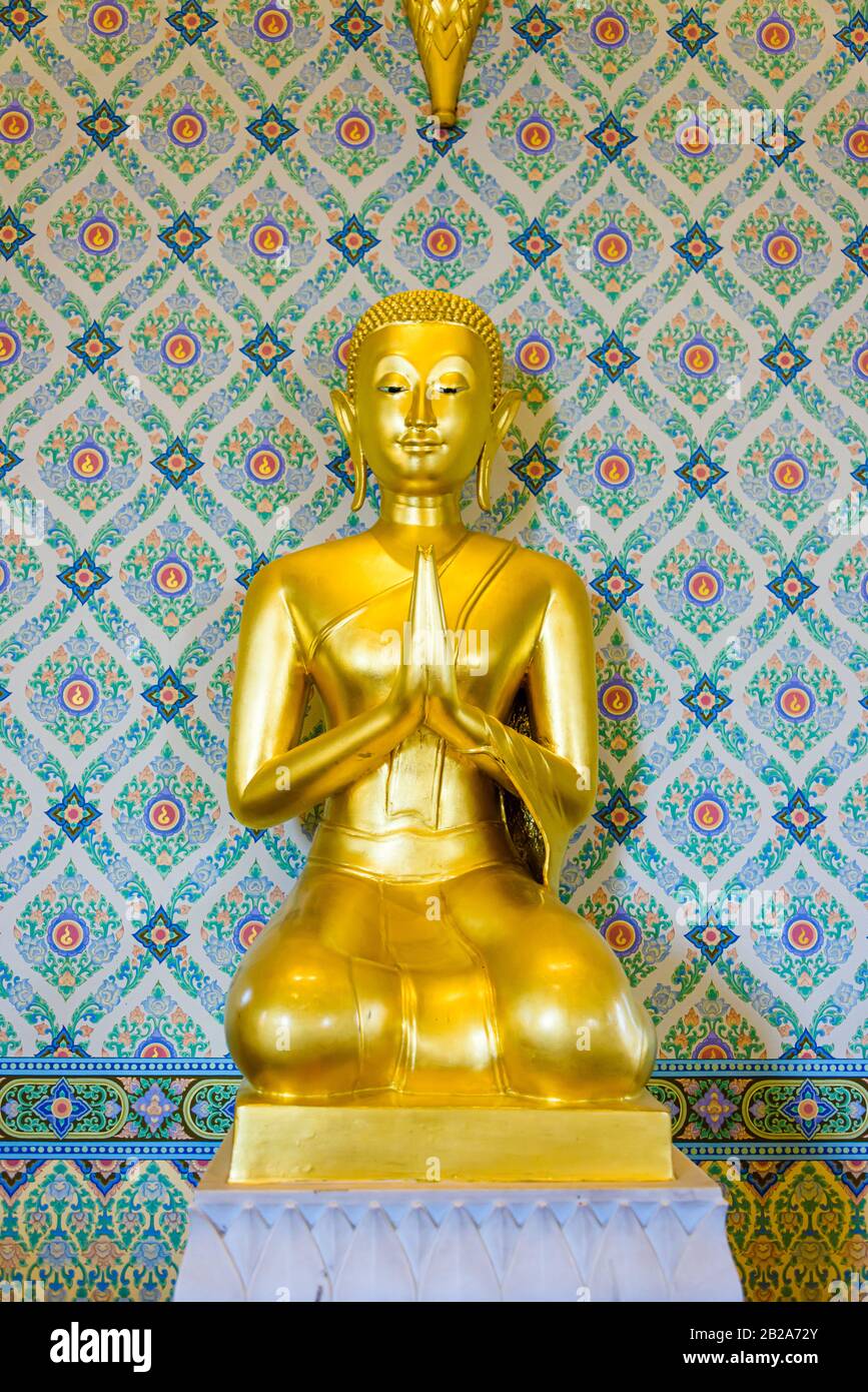 Goldene Statue des Buddha, Wat Songkhram, Bangkok, Thailand Stockfoto