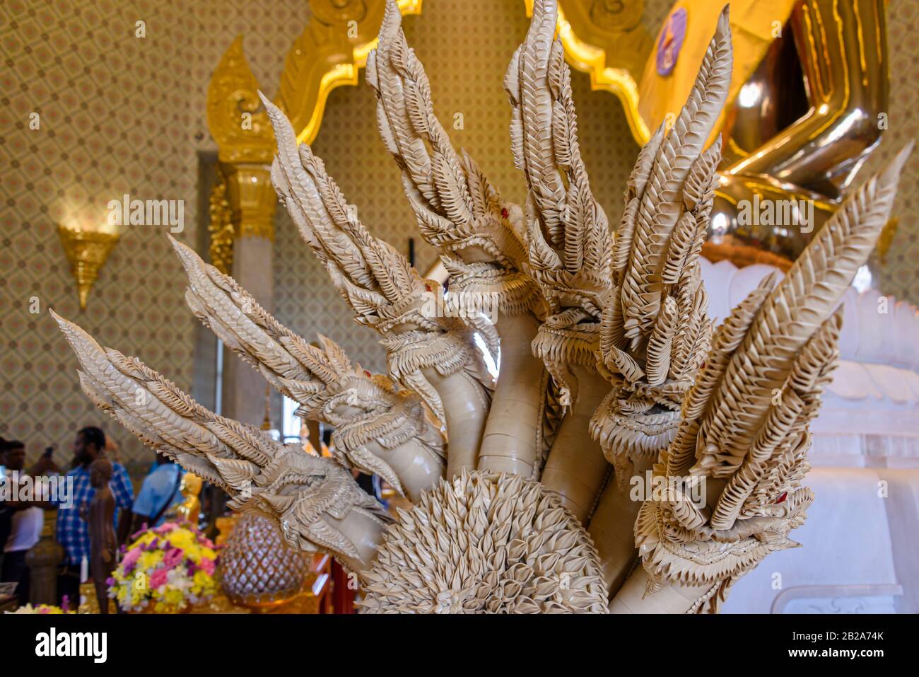 Verzierte, aus Keramik geschnitzte mehrköpfige Schlange, Wat Songkhram, Bangkok, Thailand Stockfoto