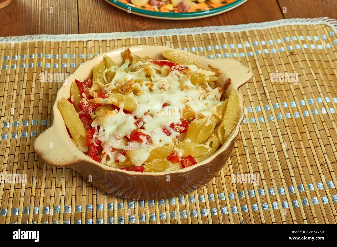 Eingepickter Pfeffer Macaroni und Käse, Backform mit Butter Stockfoto