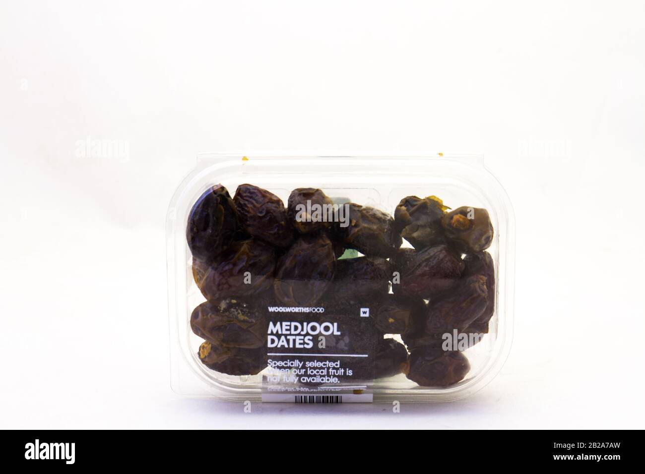 Alberton, Südafrika - ein Container von Medjool stammt aus Woolworths Food, isoliert auf einem klaren Hintergrundbild mit Kopierraum Stockfoto