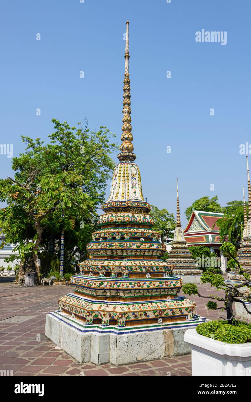 Verzierter Stupa mit bunten Keramikfliesen, Wat Pho, Bangkok, Thailand Stockfoto