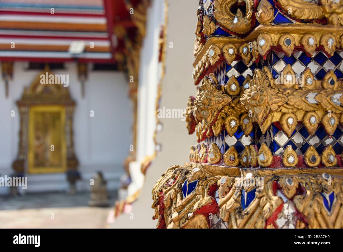 Verzierte Türeinfassung mit bunten Keramikfliesen, Wat Pho, Bangkok, Thailand Stockfoto