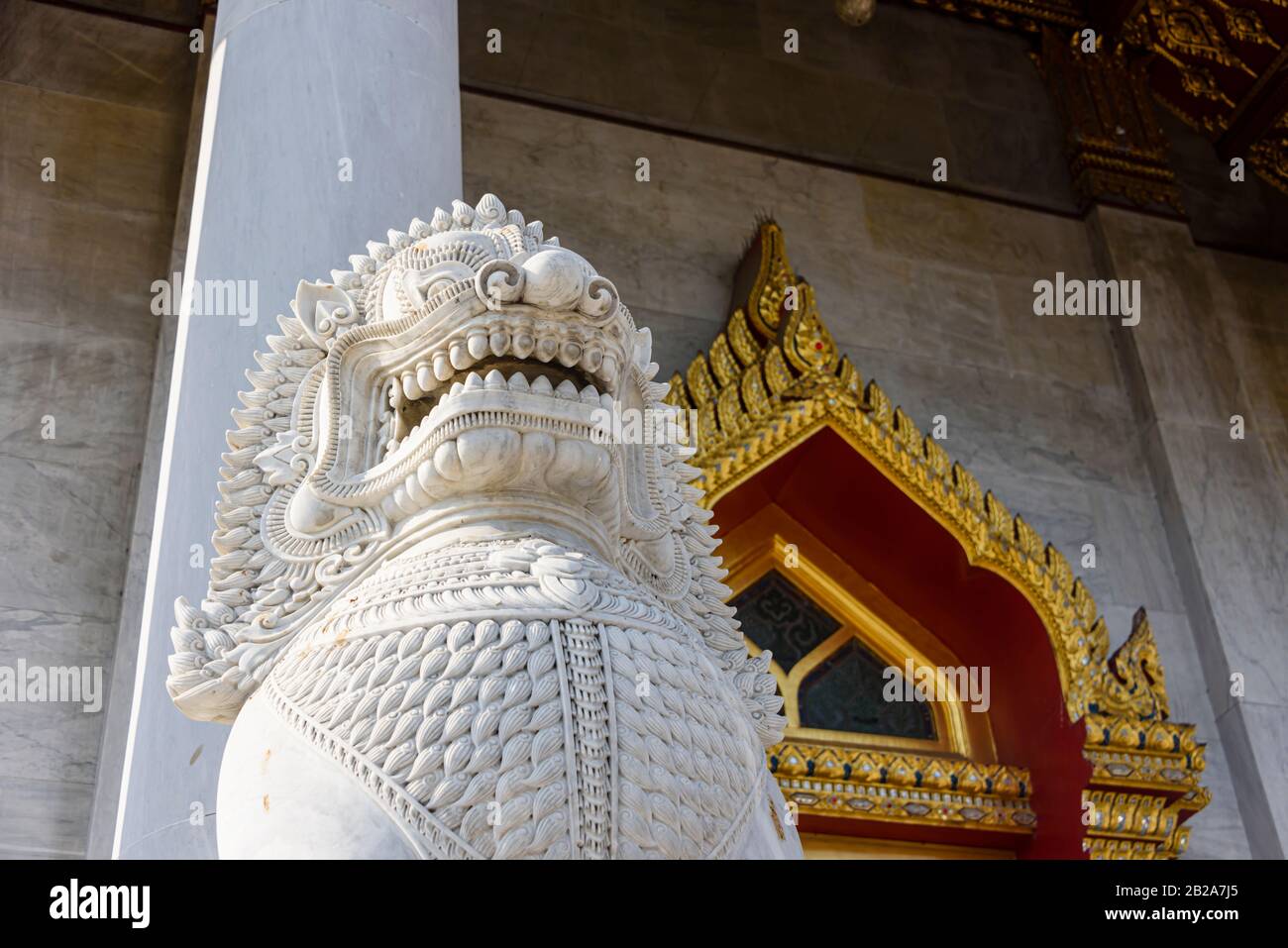 Singa (traditioneller, mythologischer Löwe), der den Eingang des Wat Benchamabophit (Der Marmortempel), Bangkok, Thailand, bewacht Stockfoto
