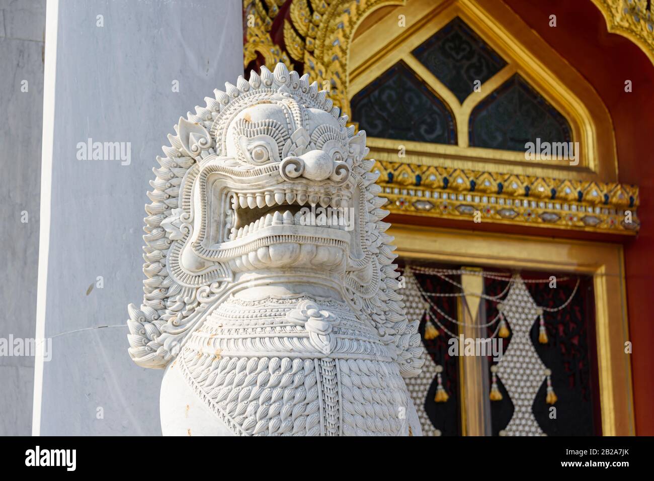 Singa (traditioneller, mythologischer Löwe), der den Eingang des Wat Benchamabophit (Der Marmortempel), Bangkok, Thailand, bewacht Stockfoto