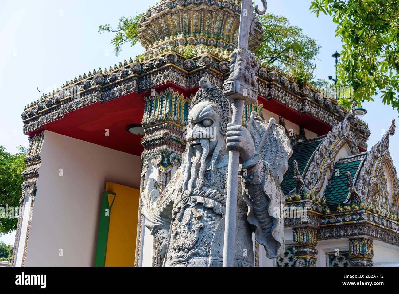 Statue eines alten chinesischen Kriegers am Eingang zum Wat Pho, Bangkok, Thailand Stockfoto