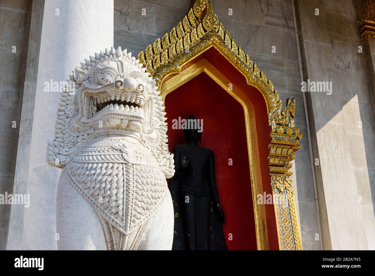 Singa (traditioneller, mythologischer Löwe), der den Eingang des Wat Benchamabophit (Der Marmortempel), Bangkok, Thailand, bewacht Stockfoto