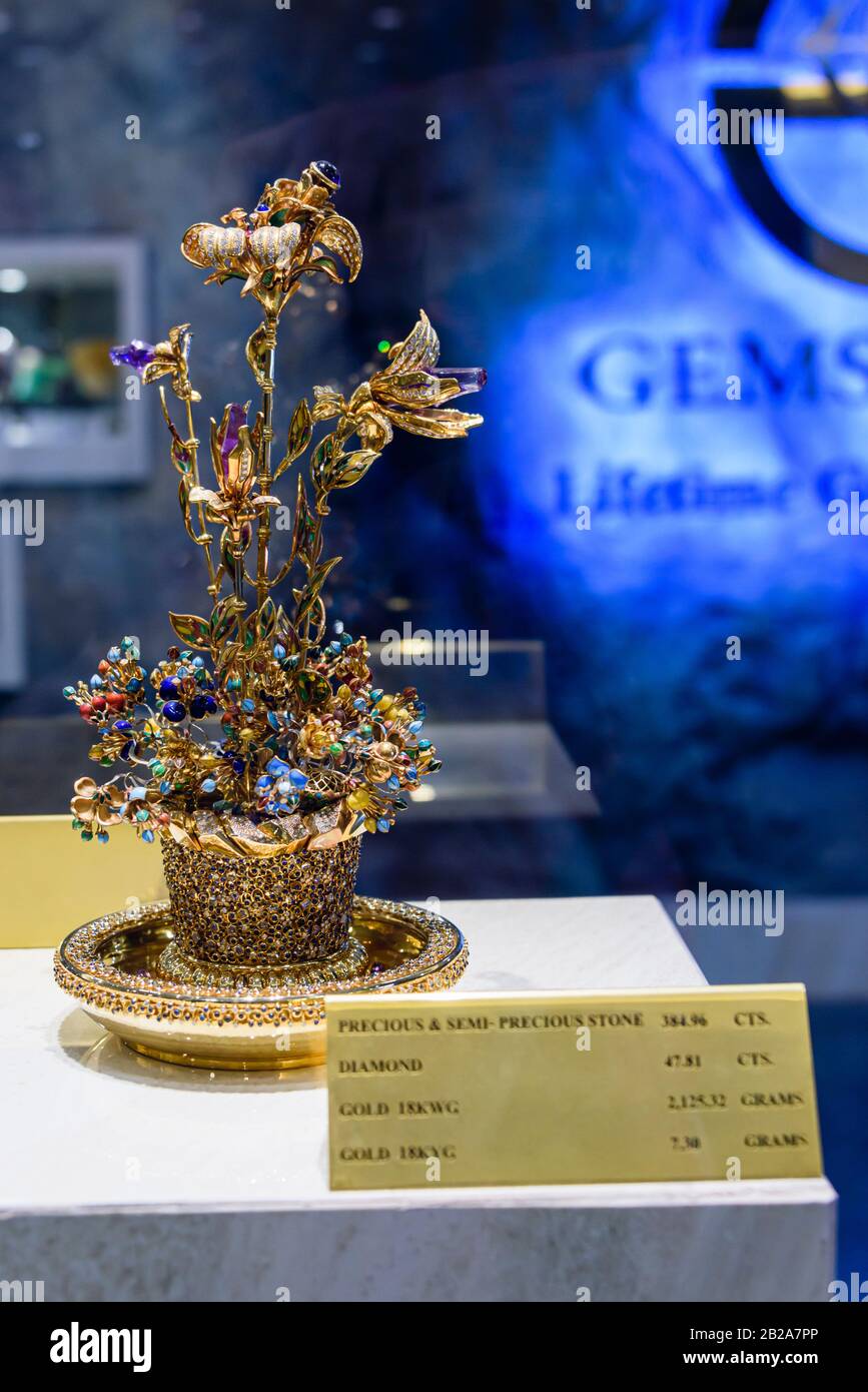 Gold- und Diamantornament in einer Vitrine in Gems Gallery Diamantfabrik, Bangkok, Thailand Stockfoto