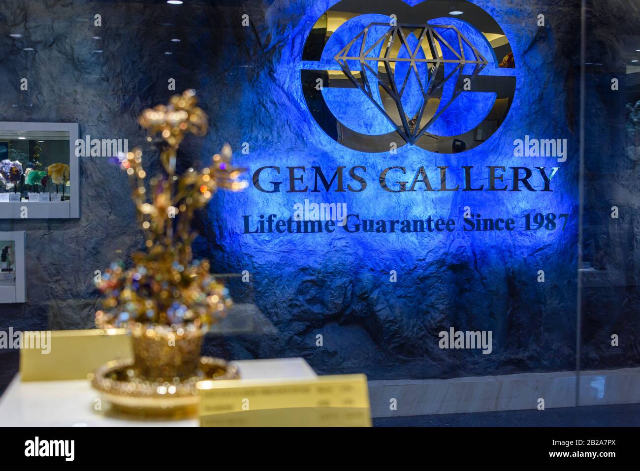 Gold- und Diamantornament in einer Vitrine in Gems Gallery Diamantfabrik, Bangkok, Thailand Stockfoto