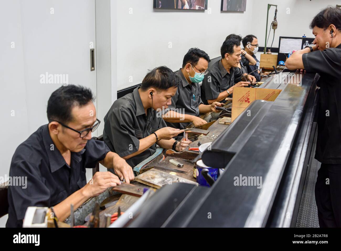 Männer, die in einer Diamantenfabrik, Bangkok, Thailand, arbeiten. Stockfoto