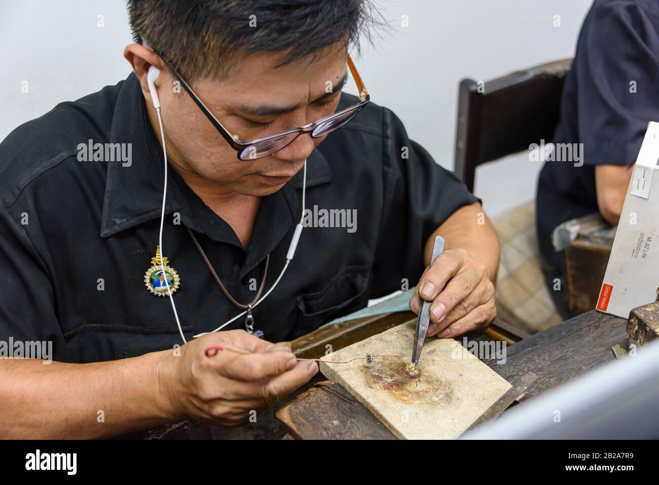 Mann, der in einer Diamantenfabrik, Bangkok, Thailand, arbeitet. Stockfoto