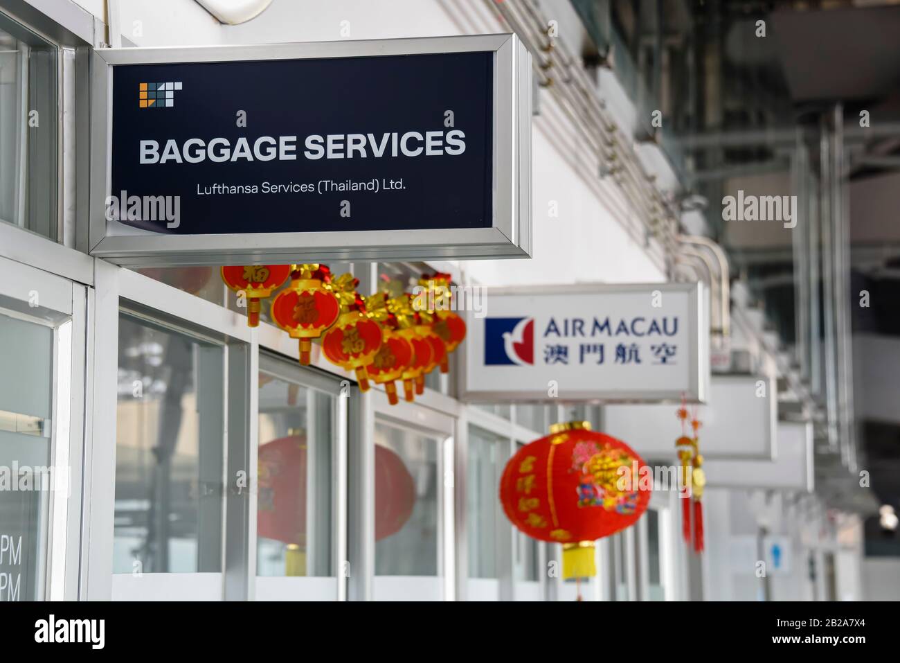 Lufthansa Baggage Service und Air Macau signiert außerhalb der Büros am Flughafen Bangkok, Thailand Stockfoto