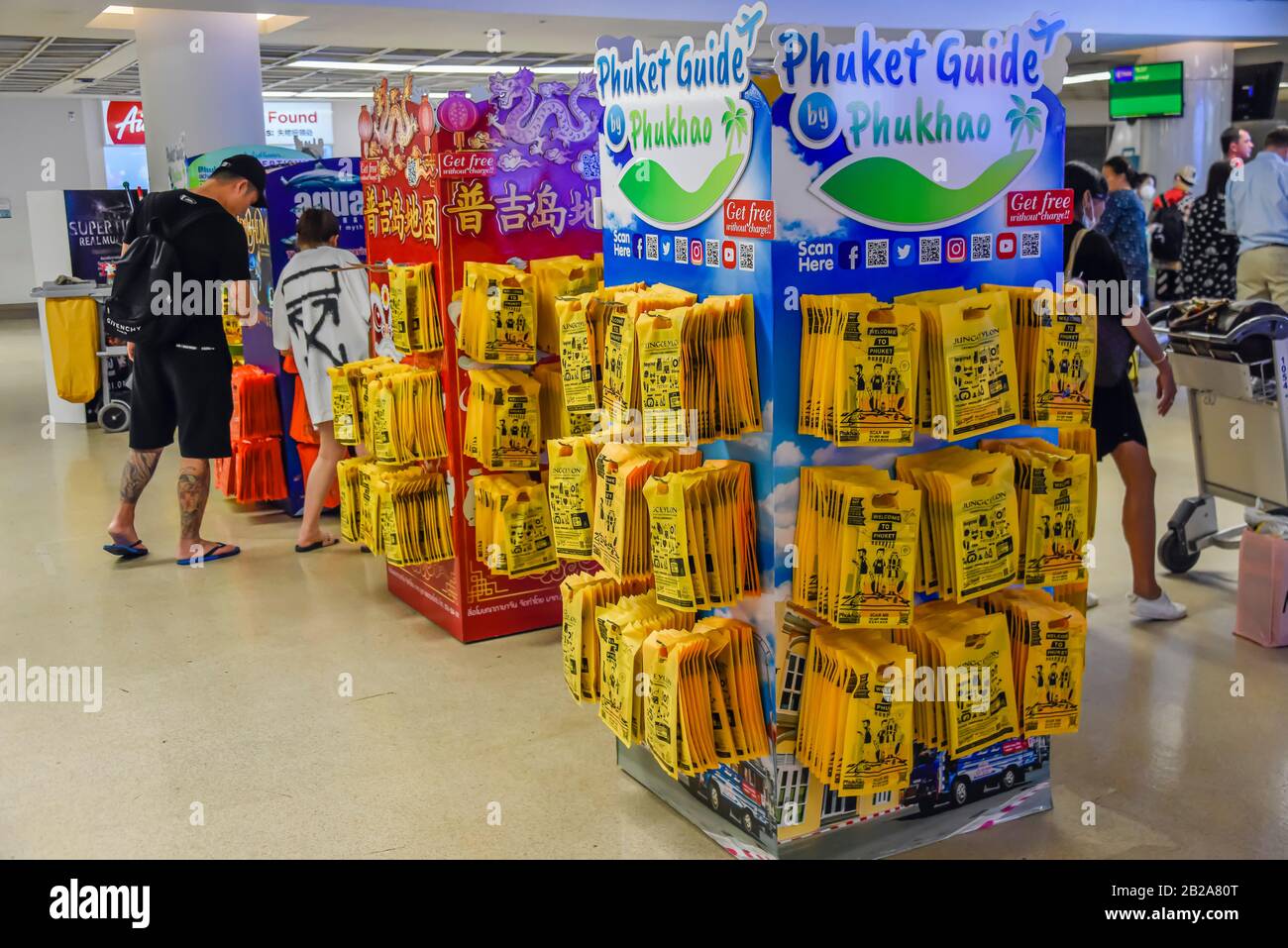 Tragetaschen mit Informationen und Gutscheinen für ankommende Touristen, Phuket, Thailand. Stockfoto
