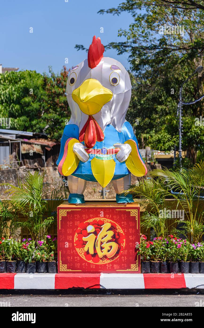Modell für das chinesische Jahr der Hahn, Phuket, Thailand Stockfoto