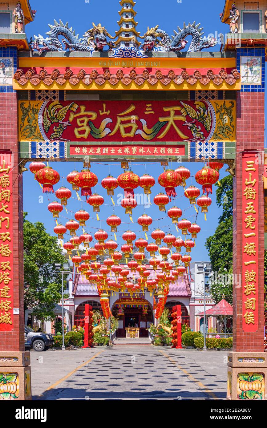 Bogen und traditionelle chinesische Laternen Dekorationen zum Feiern des chinesischen Lunar Neujahrs, Thailand Stockfoto