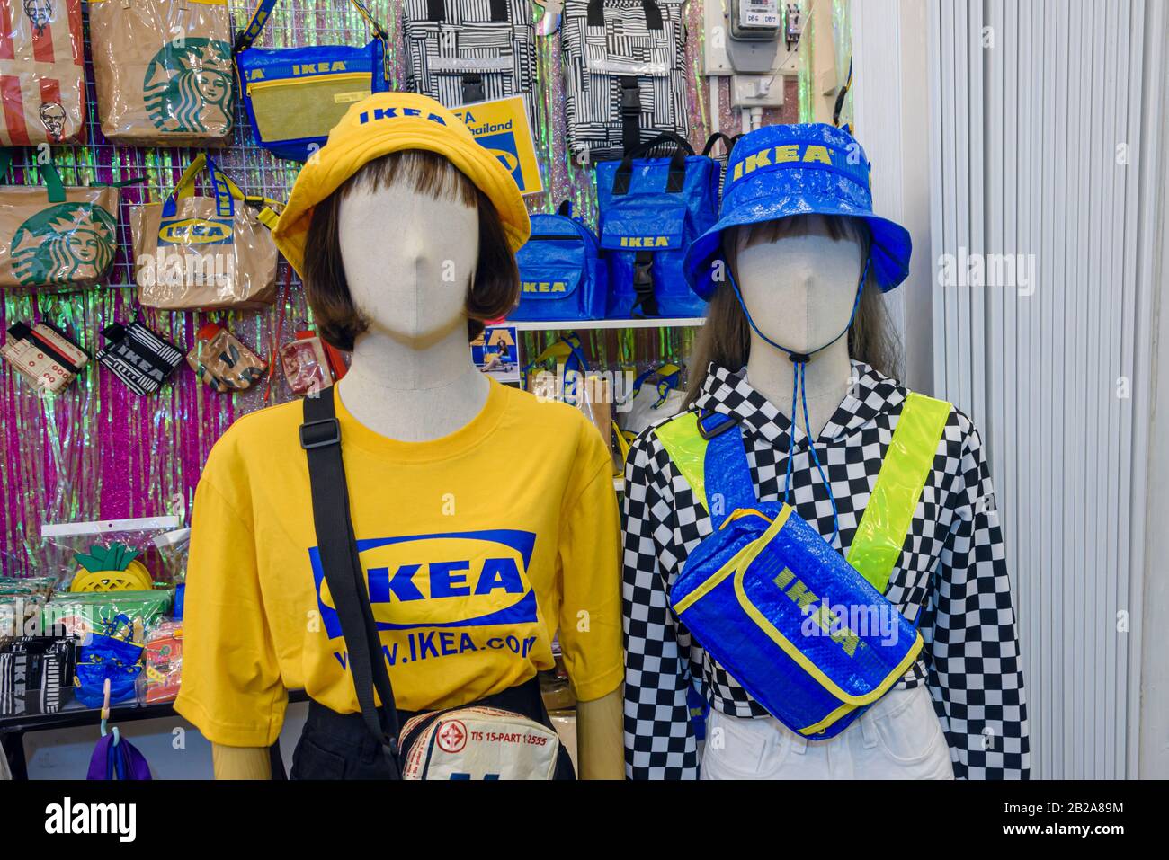 Kleidung und Taschen aus Ikea-blauen Plastiktüten Stockfotografie - Alamy