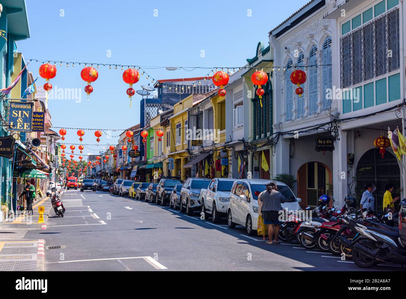 Haupteinkaufsstraße in der Altstadt von Phuket, Thailand Stockfoto