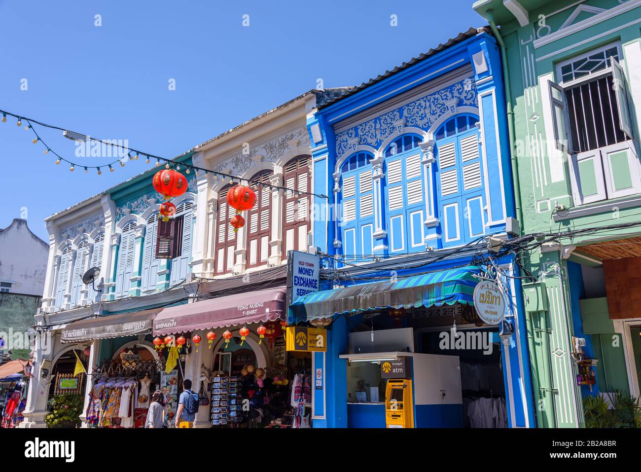 Apartments mit Holzläden über Geschäften in der Haupteinkaufsstraße in der Altstadt von Phuket, Thailand Stockfoto