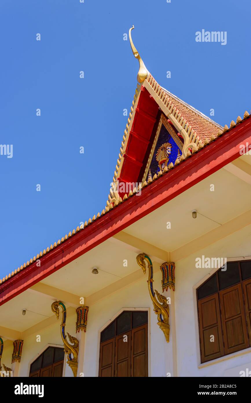 Verziertes, verziertes Dach im Wat Mongkhon Nimit Buddhist Temple, Phuket Old Town, Thailand Stockfoto