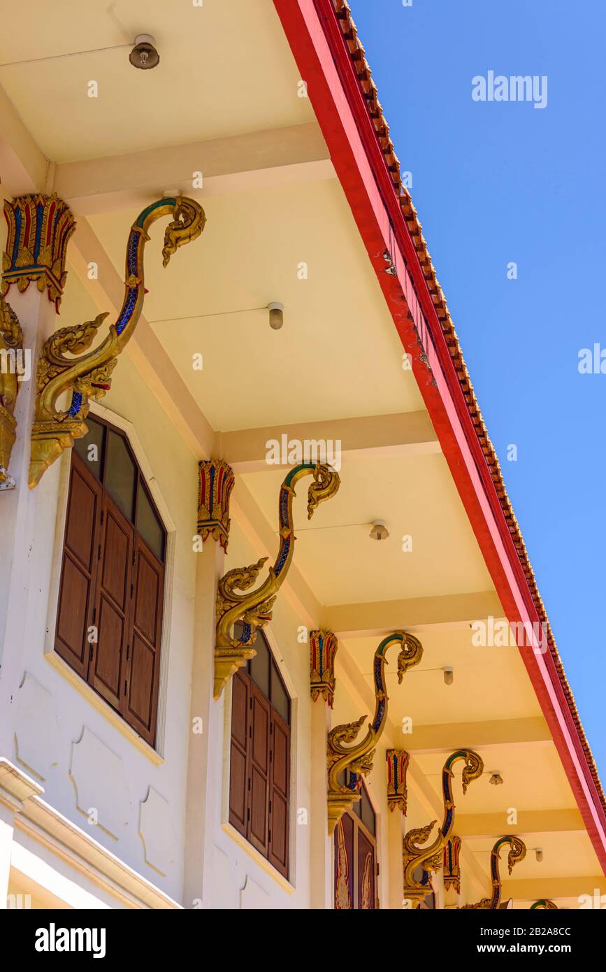 Verziertes, verziertes Dach im Wat Mongkhon Nimit Buddhist Temple, Phuket Old Town, Thailand Stockfoto