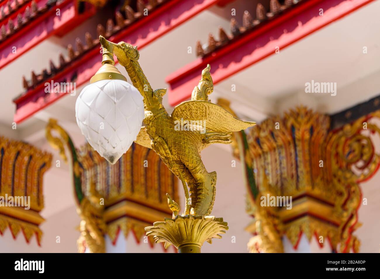 Verzierte elektrische Beleuchtung im Wat Mongkhon Nimit Buddhist Temple, Phuket Old Town, Thailand Stockfoto