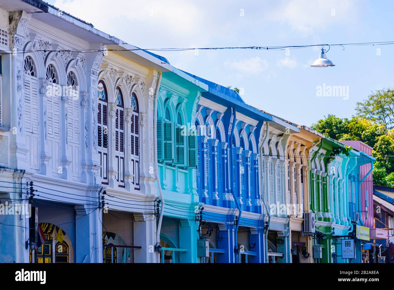 Mehrfarbige Apartments über Geschäften in der Altstadt von Phuket, Thailand Stockfoto