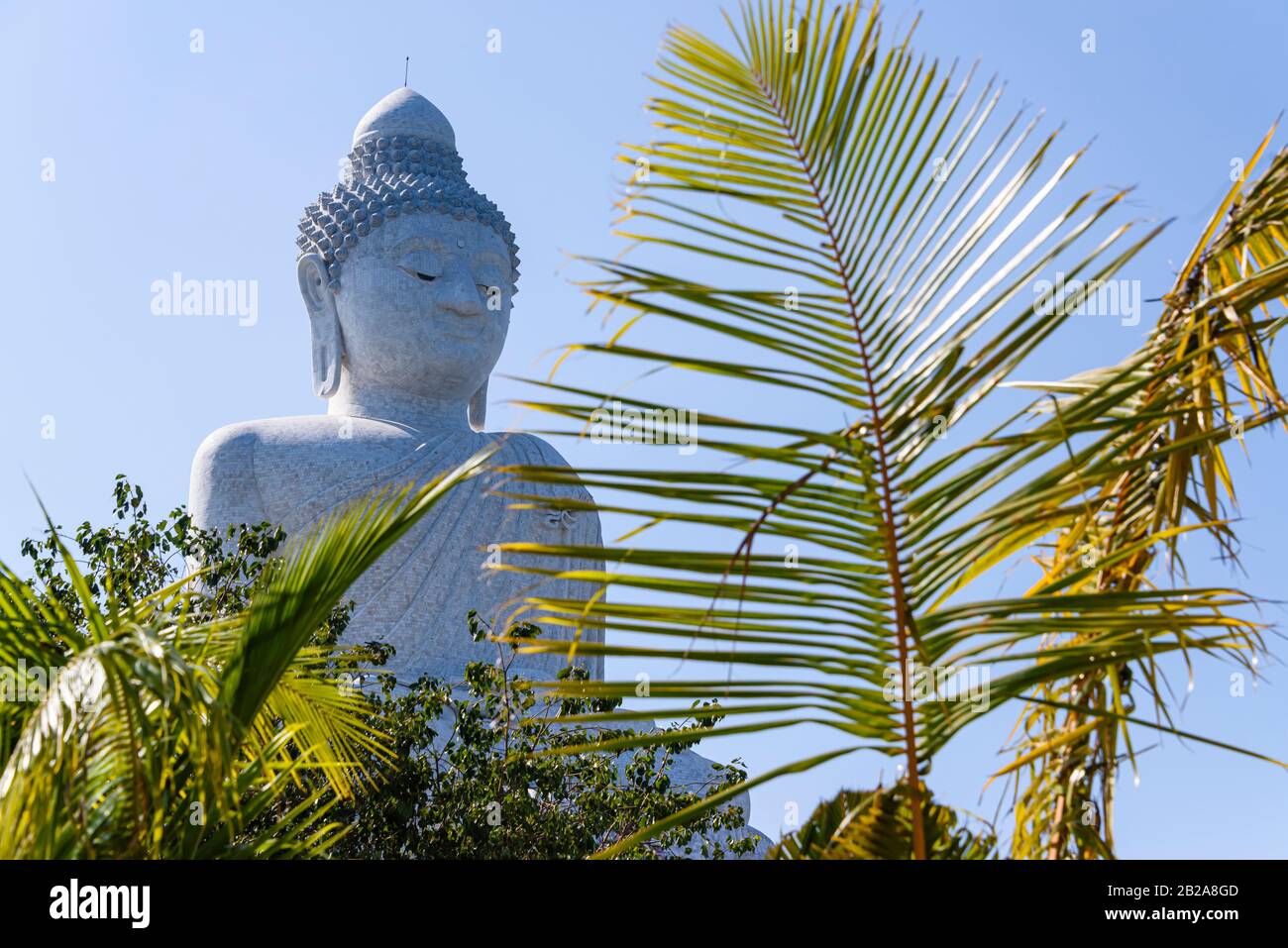 Marmor verkleideter Big Buddha oder Der Große Buddha von Phuket, eine sitzende Maravija-Buddha-Statue in Phuket, Thailand. Stockfoto