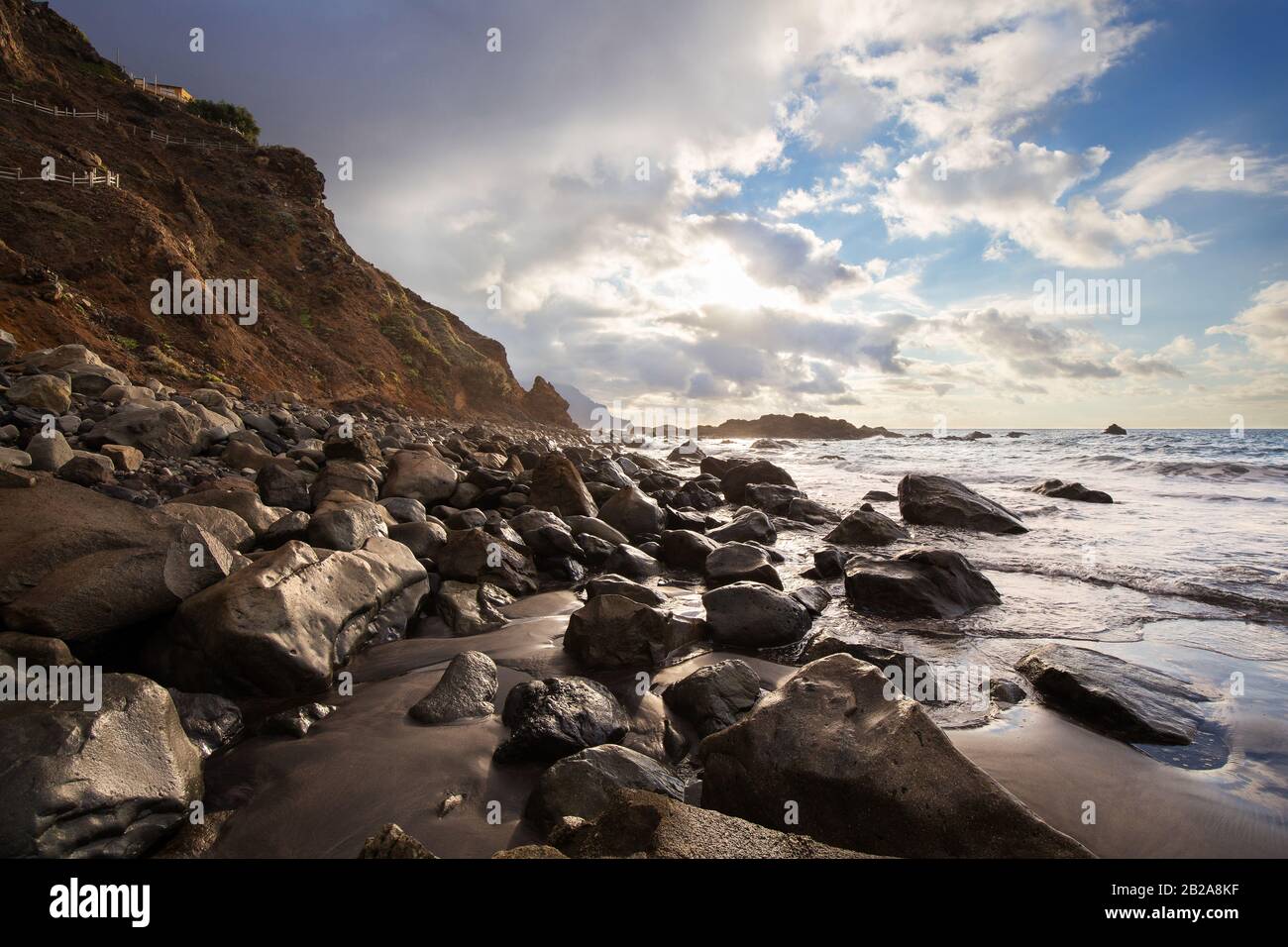 Steiniger Strand von Teneras mit dramatischem Himmel vor Sonnenuntergang Stockfoto