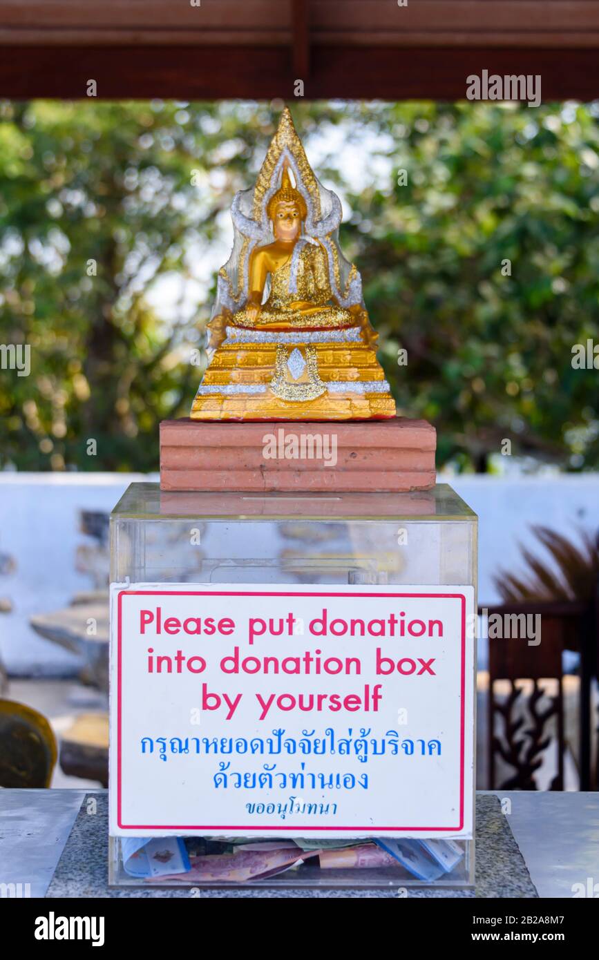 Unterzeichnen Sie am buddhistischen Tempel Den großen Buddha und sagen Sie "Bitte geben Sie selbst Spenden in den Spenderkarton" in Englisch und Thai, Phuket, Thailand Stockfoto