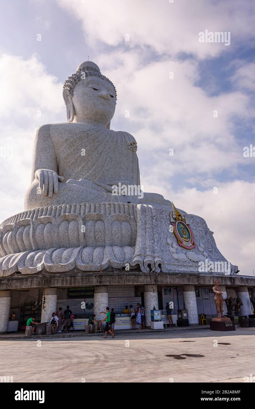 Marmor verkleideter Big Buddha oder Der Große Buddha von Phuket, eine sitzende Maravija-Buddha-Statue in Phuket, Thailand. Stockfoto