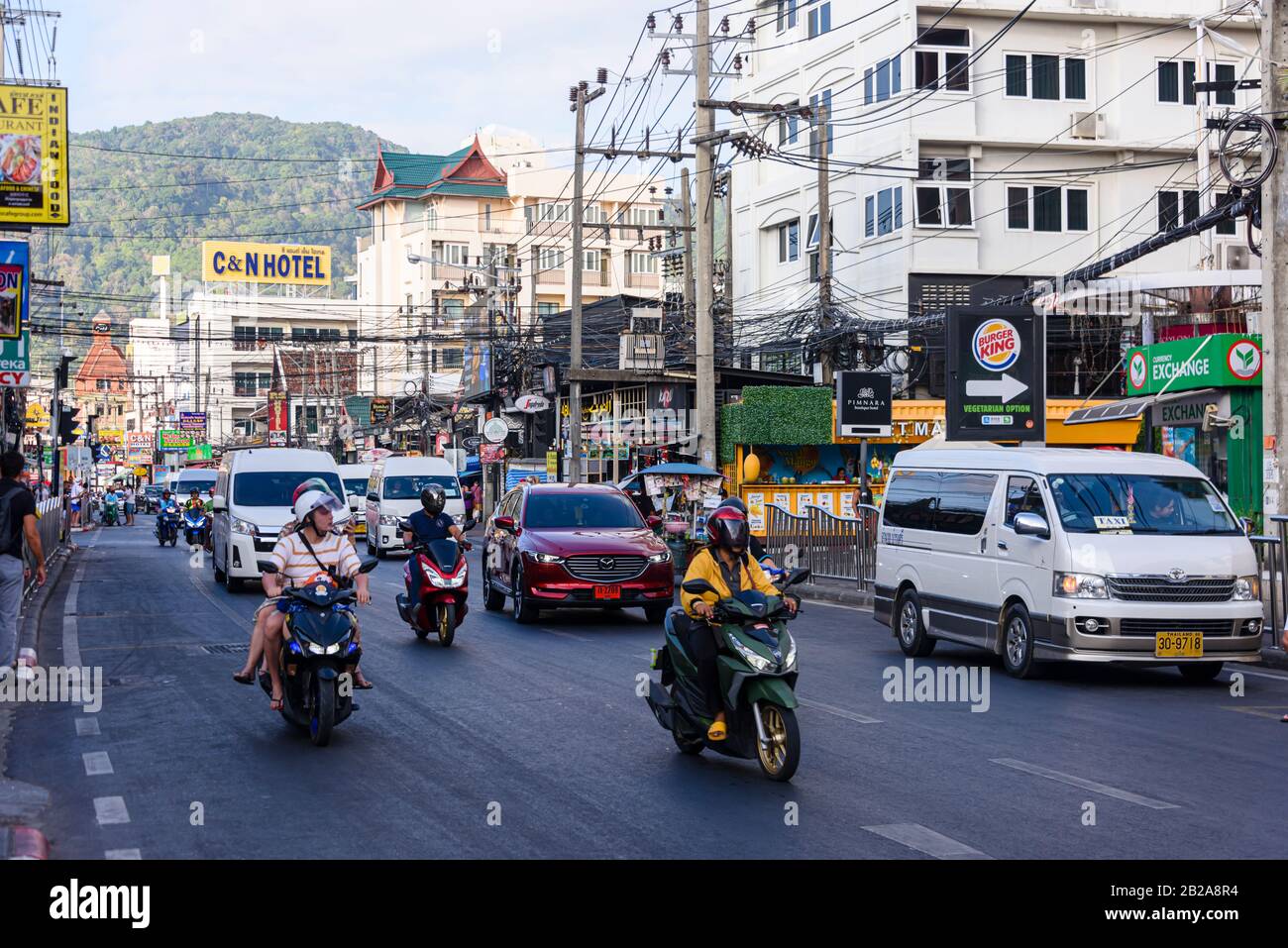 Typischer Verkehr auf einer Straße von Patong, Phuket, Thailand Stockfoto