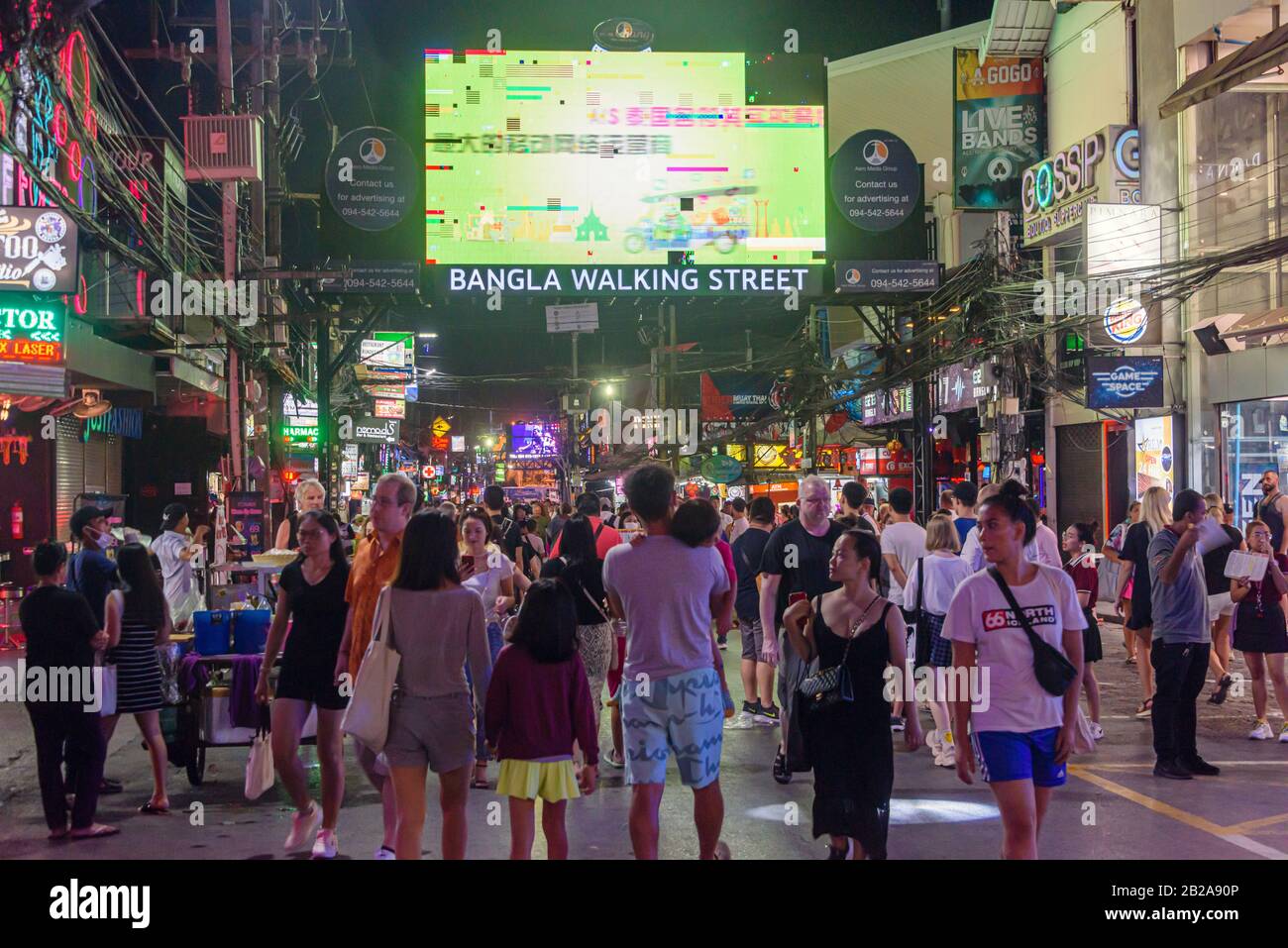 Touristenmassen auf der Bangla Road, Bangla Walking Street in der Nacht, Patong, Phuket, Thailand Stockfoto