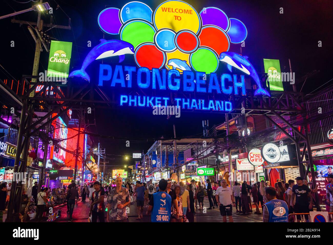 Touristenmassen auf der Bangla Road, Bangla Walking Street in der Nacht, Patong, Phuket, Thailand Stockfoto