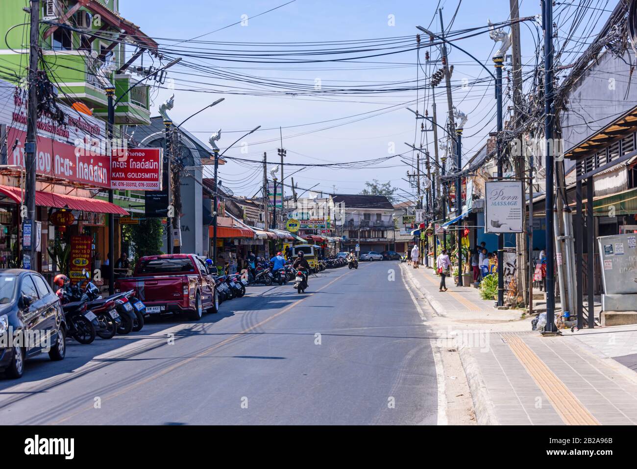 Verkehr auf einer typischen Straße in Kata Dorf, Phuket, Thailand Stockfoto