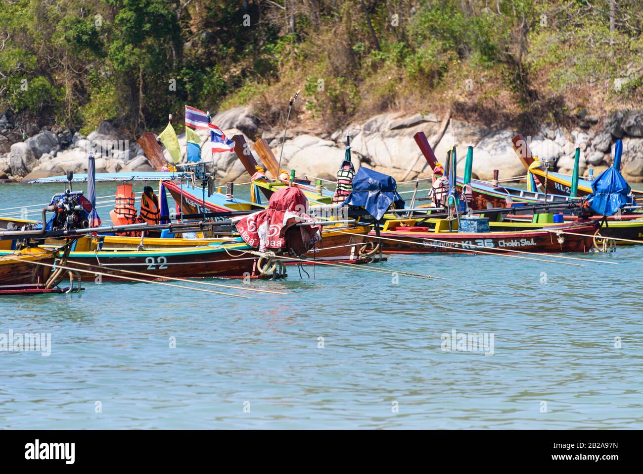 Traditionelle thailändische Holz-Langboote, die auf dem Meer ausgegraben wurden, Phuket, Thailand Stockfoto