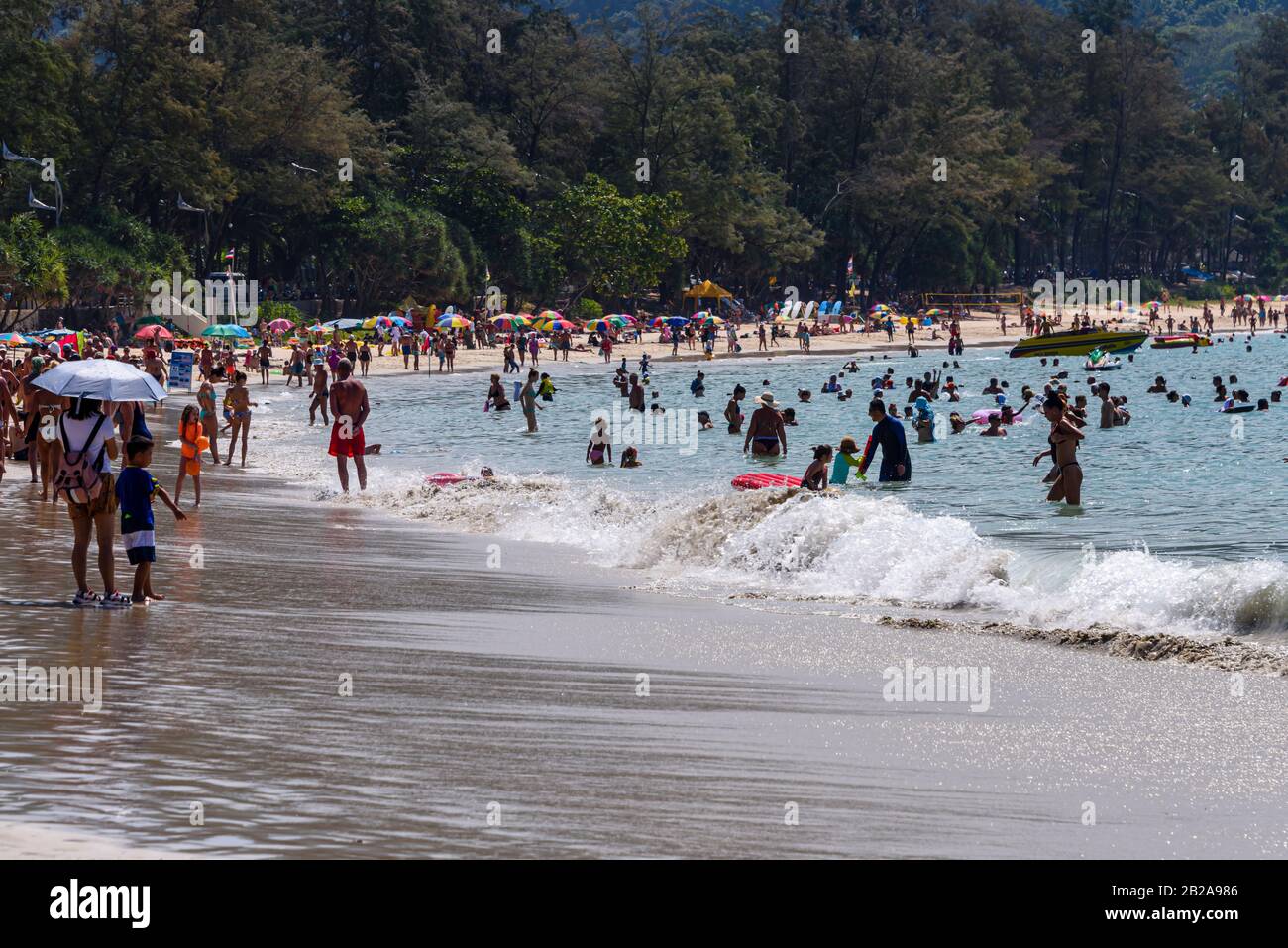 Viele Menschen schwimmen im Meer am Kata Beach, Phuket, Thailand Stockfoto