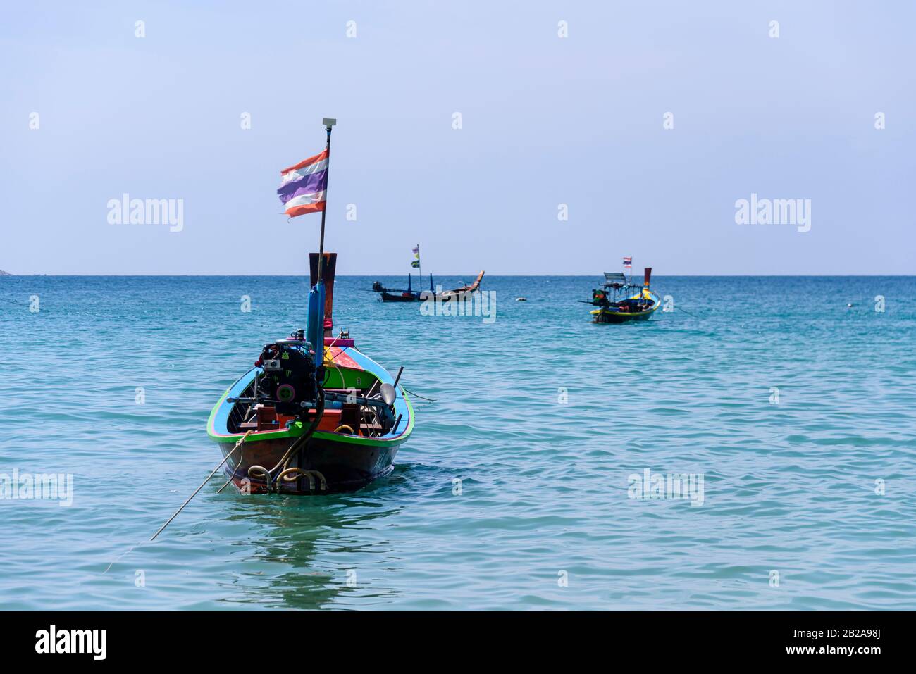 Traditionelle thailändische Holz-Langboote, die auf dem Meer ausgegraben wurden, Phuket, Thailand Stockfoto