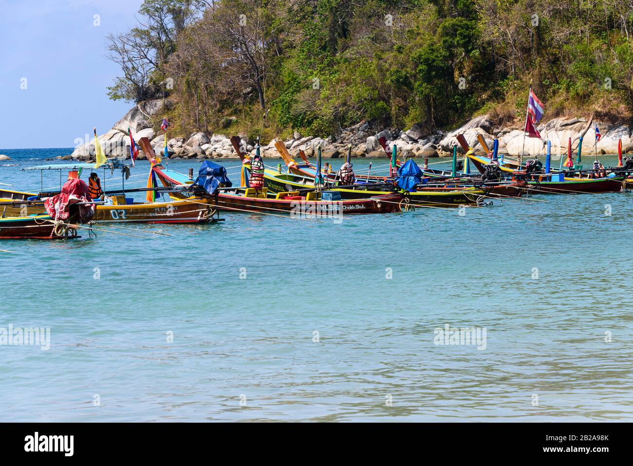 Traditionelle thailändische Holz-Langboote, die auf dem Meer ausgegraben wurden, Phuket, Thailand Stockfoto