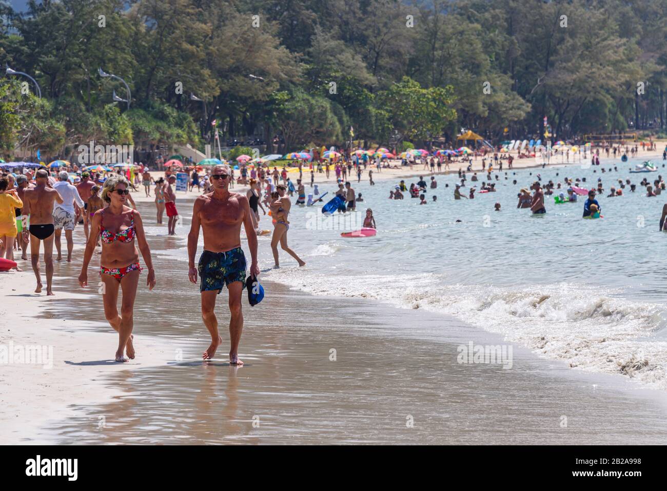 Viele Menschen schwimmen im Meer am Kata Beach, Phuket, Thailand Stockfoto