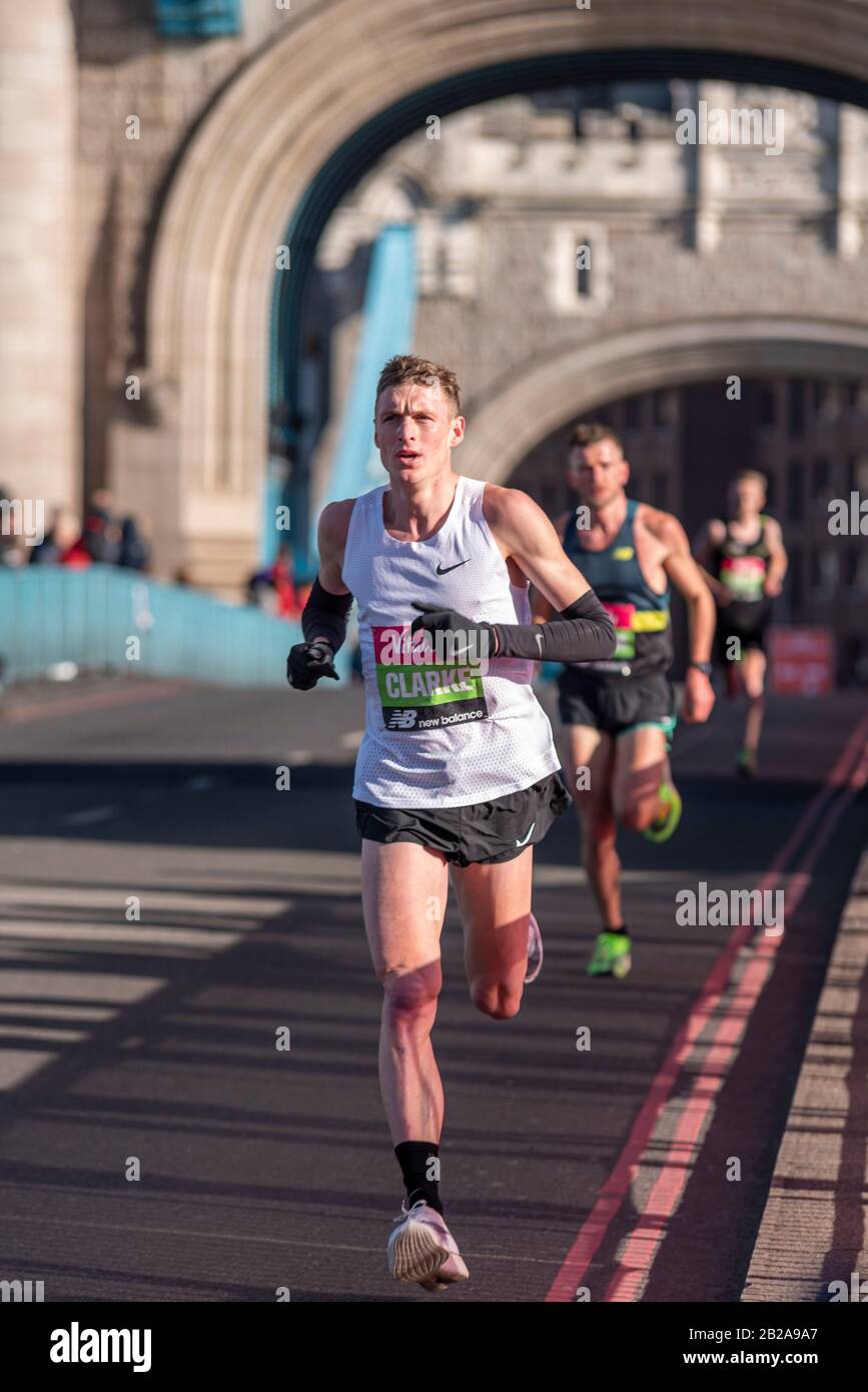 Adam Clarke Rennen im Vitality Big Half Marathon Crossing Tower Bridge, London, Großbritannien. Stockfoto