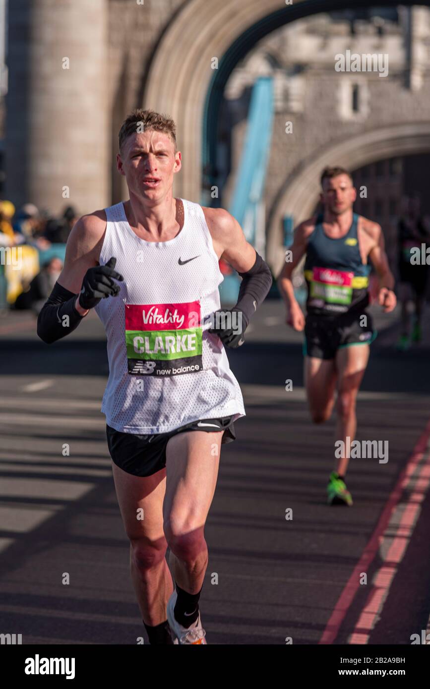Adam Clarke Rennen im Vitality Big Half Marathon Crossing Tower Bridge, London, Großbritannien. Stockfoto