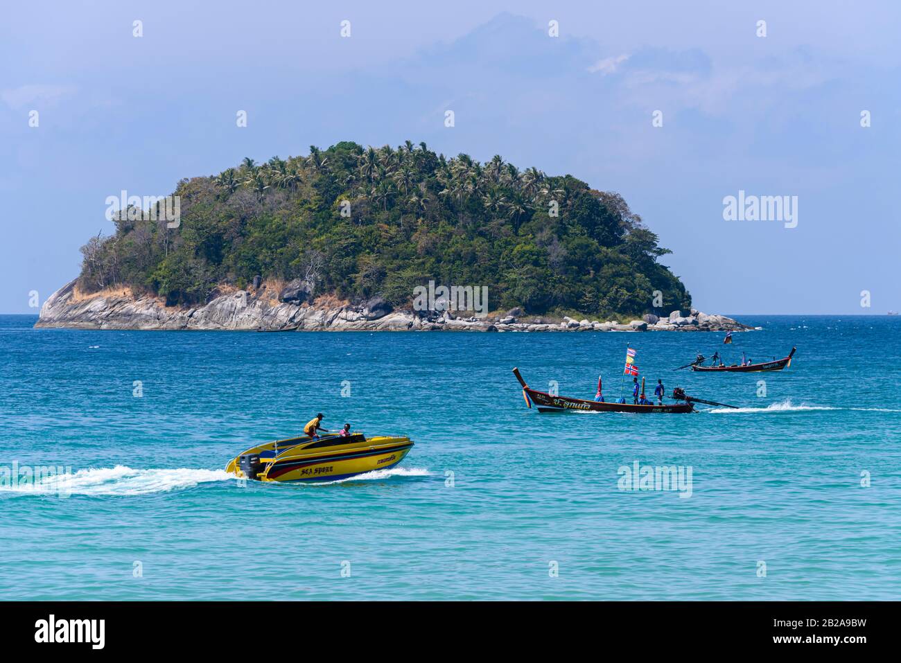 Boote auf dem Meer auf einer Insel am Kata Beach, Phuket, Thailand Stockfoto